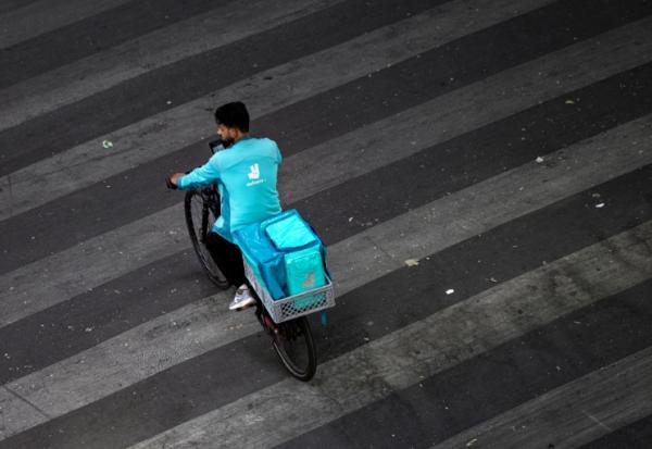 Un livreur Deliveroo à Paris le 23 juillet 2026