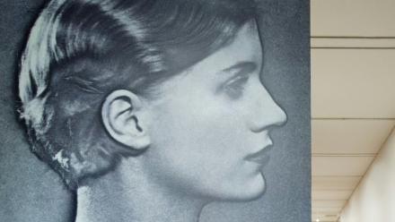 Une reproduction géante du "Portrait solarisé de Lee Miller" (vers 1929) du photographe américain Man Ray à la National Portrait Gallery, le 6 février 2013 à Londres