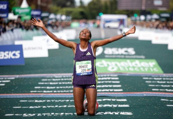 L'Ethiopienne Shure Demise, victorieuse du marathon de Paris en établissant un nouveau record en 2h18:34, le 12 avril 2026