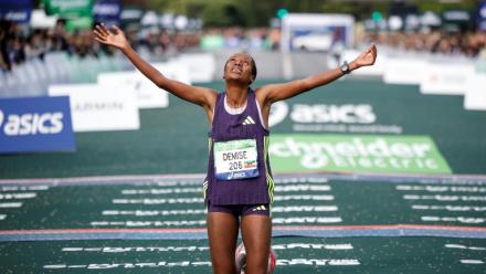 L'Ethiopienne Shure Demise, victorieuse du marathon de Paris en établissant un nouveau record en 2h18:34, le 12 avril 2026