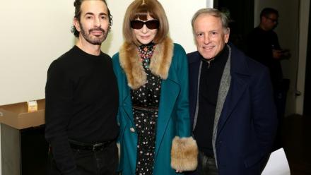 (De gauche à droite) Marc Jacobs, Anna Wintour et Michael Burke assistent au défilé Marc Jacobs 2026 à la Park Avenue Armory, à New York, le 9 février 2026
