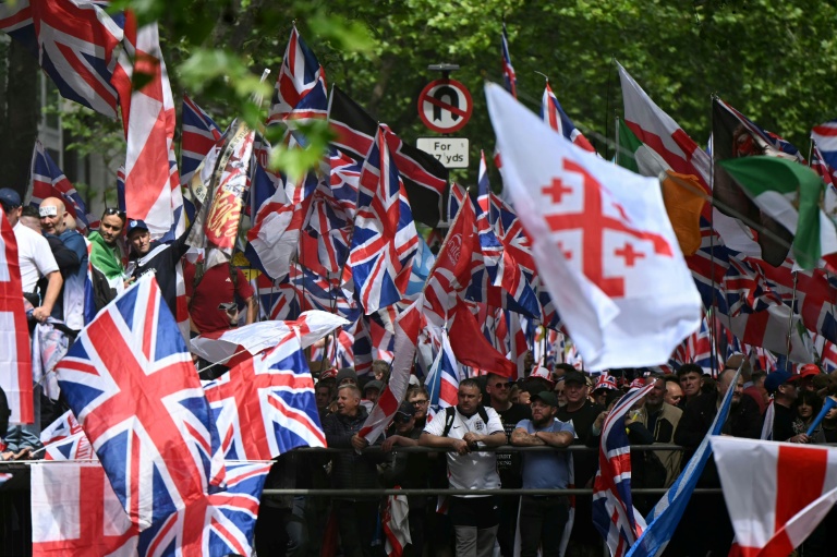 Des partisans de Tommy Robinson, militant d'extrême droite britannique, rassemblés pour une marche organisée par Unite The Kingdom, le 16 mai 2026 à Londres