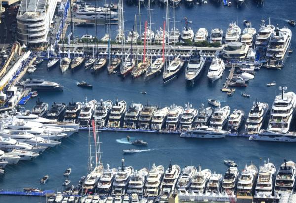 Des yachts amarrés au port Hercule, à Monaco, le 29 septembre 2022 