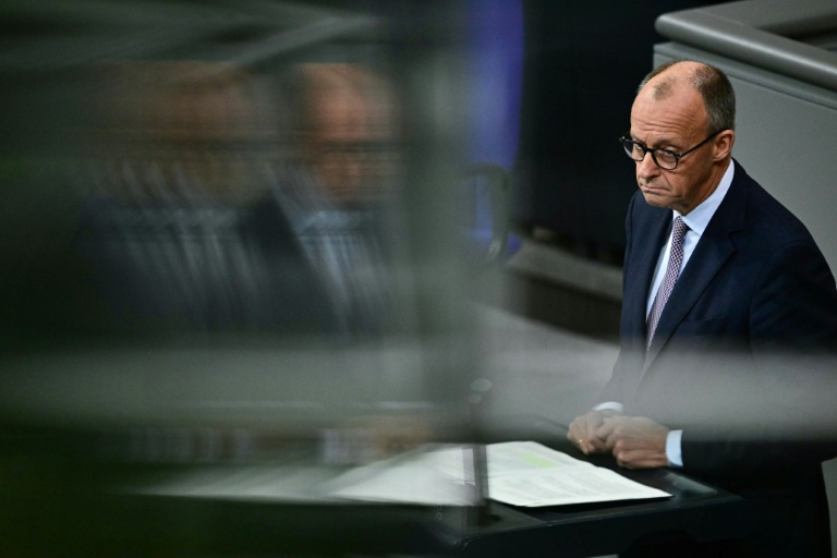 Le chancelier allemand Friedrich Merz, ici à Berlin le 16 octobre 2025, a appelé jeudi à la création d'une place financière européenne pour concurrencer ses rivales américaines et asiatiques.
