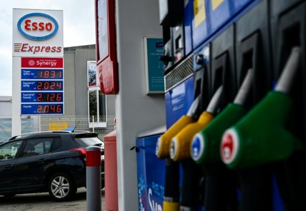 Un panneau affiche les tarifs des carburants dans une station-service Esso à Montpellier, le 9 mars 2026
