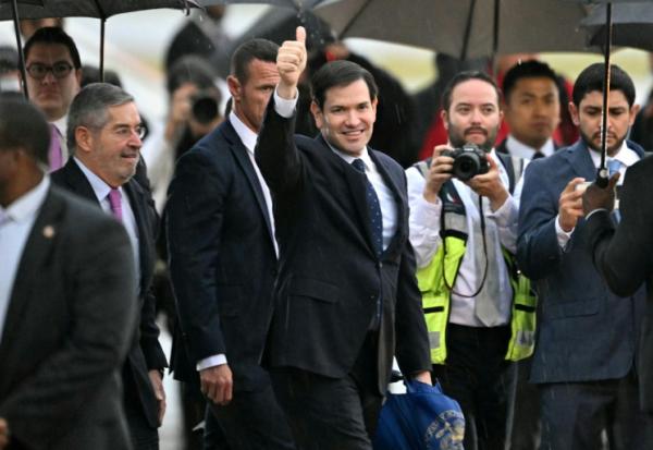 Le secrétaire d'Etat américain Marco Rubio lève le pouce à son arrivée à l'aéroport international Felipe Ángeles à Mexico le 2 septembre 2025 au début d'une visite au Mexique