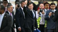 Le secrétaire d'Etat américain Marco Rubio lève le pouce à son arrivée à l'aéroport international Felipe Ángeles à Mexico le 2 septembre 2025 au début d'une visite au Mexique