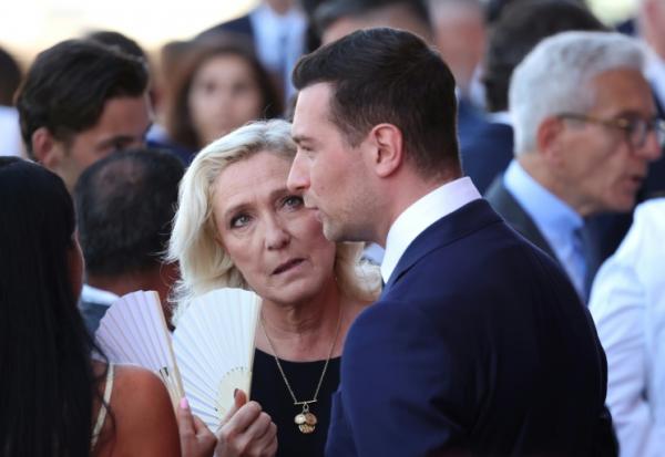 Marine Le Pen et Jordan Bardella côte à côte avant une cérémonie pour marquer le 10e anniversaire de l'attentat de Nice, le 14 juillet 2026 à Nice