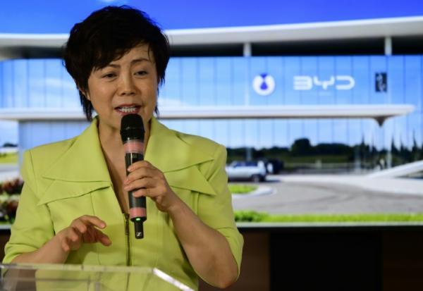 Stella Li, la dirigeante de BYD, à Rio de Janeiro, au Brésil, le 13 mars 2026.