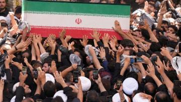 Des fidèles portent le cercuil de l'ex-guide suprême Ali Khamenei, lors d'une procession dans la ville sainte chiite de Najaf en Irak, le 8 juillet 2026 