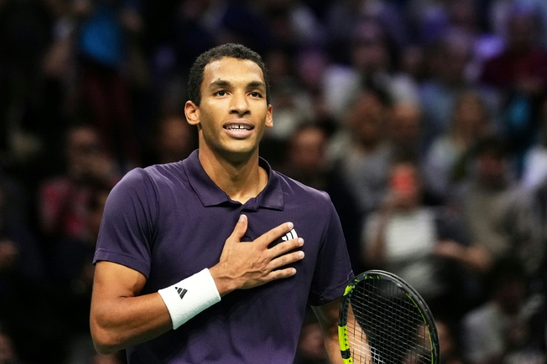 Félix Auger-Aliassime salue la foule après sa qualification pour la finale du Masters 1000 de Paris, le 1er novembre 2025