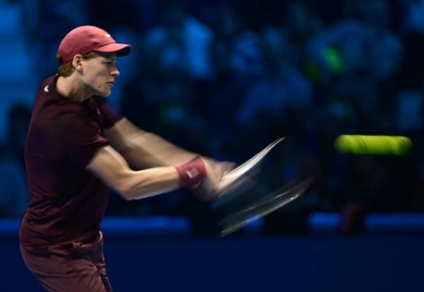 L'Italien Jannik Sinner durant sa demi-finale du Masters ATP contre l'Australien Alex De Minaur le 15 novembre 2025 à Turin