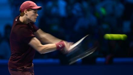 L'Italien Jannik Sinner durant sa demi-finale du Masters ATP contre l'Australien Alex De Minaur le 15 novembre 2025 à Turin