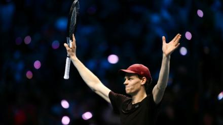 L'Italien Jannik Sinner après sa victoire dans le Masters ATP face à l'Espagnol Carlos Alcaraz le 16 novembre 2025 à Turin