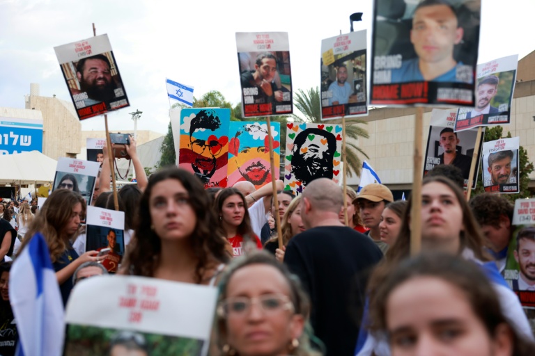 Des Israéliens attendent la libération des otages encore retenus à Gaza sur la place des Otages à Tel-Aviv, tôt le 13 octobre 2025