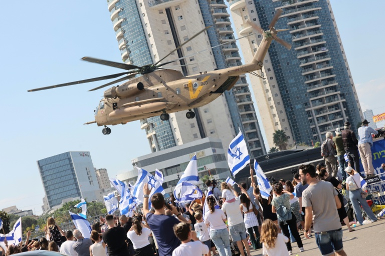 Un hélicoptère militaire israélien se prépare à atterrir alors qu'il transporte un otage israélien libéré à l'hôpital Beilinson du centre médical Rabin à Petah Tikva, dans le centre d'Israël, le 13 octobre 2025