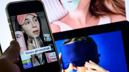 Photo montrant des images de réseaux sociaux d'influenceurs en "sleepmaxxing", conseillers en "optimisation du sommeil",  le 14 juillet 2025 à Washington