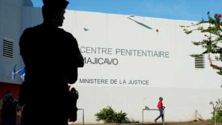 Un policier devant le centre pénitentiaire de Majicavo, sur la commune de Koungou, à Mayotte, le 23 février 2026