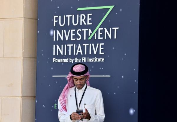 Un participant à la 9e édition de la Future Investment Initiative (FII) à Ryad, le 28 octobre 2025 en Arabie saoudite