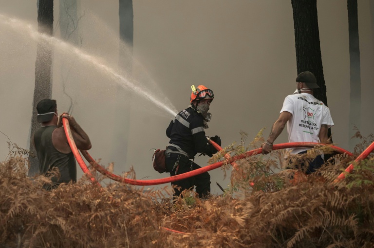 Des pompiers et des volontaires combattent un incendie de forêt à Lanton le 29 juillet 2026, lors des feux de forêt dans le département de la Gironde, dans le sud-ouest de la France