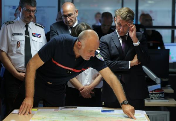 Le directeur du Sdis de Gironde, Marc Vermeulen (C), fait un brief sur l'incendie en présence d'Emmanuel Macron le 27 juillet 2026 à Bordeaux
