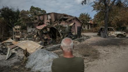 Un habitant devant les ruines de sa maison ravagée par les flammes dans la commune de Le Porge, le 31 juillet 2026 