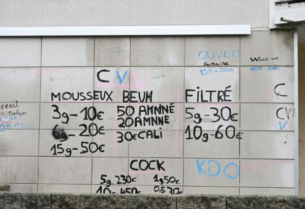 Des inscriptions sur le prix des drogues sur un mur du quartier des Cévennes à Alès, lors d'une visite de points de deal par des magistrats du parquet français, le 22 janvier 2026 dans le Gard
