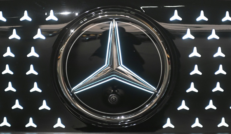Le logo du groupe Mercedes-Benz AG, à Sindelfingen, avant la conférence annuelle sur les résultats du groupe, le 12 février 2026 en Allemagne