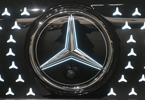 Le logo du groupe Mercedes-Benz AG, à Sindelfingen, avant la conférence annuelle sur les résultats du groupe, le 12 février 2026 en Allemagne