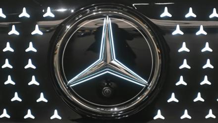 Le logo du groupe Mercedes-Benz AG, à Sindelfingen, avant la conférence annuelle sur les résultats du groupe, le 12 février 2026 en Allemagne