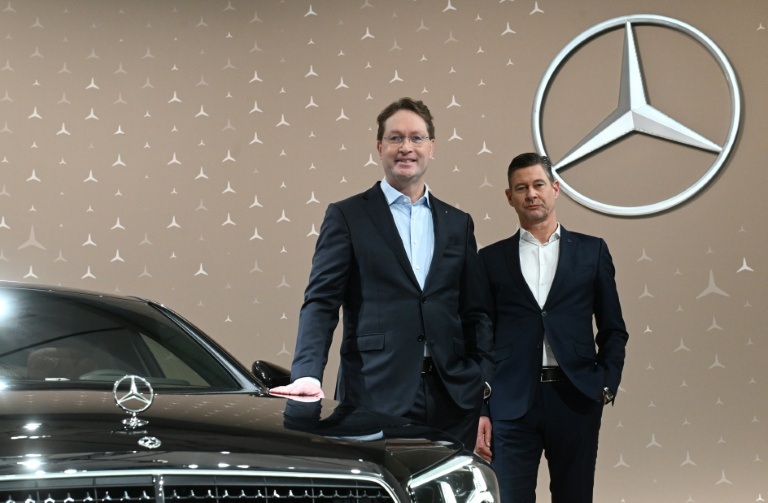 Le président du directoire de Mercedes-Benz, Ola Källenius (g) et Harald Wilhelm, directeur financier, à côté d'une Mercedes-Benz Classe S lors de la conférence annuelle sur les résultats de l'entreprise à Sindelfingen, le 12 février 2026 en Allemagne
