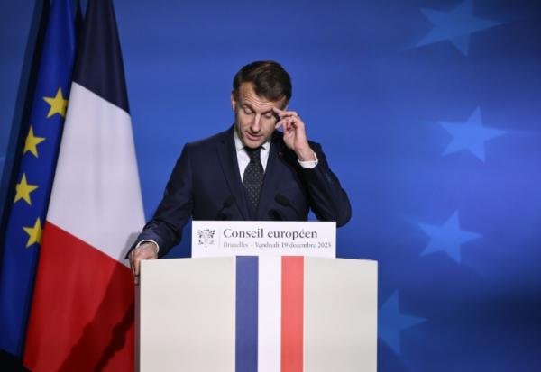 Le président Emmanuel Macron devant la presse après le Conseil européen le 19 décembre 2025 à Bruxelles