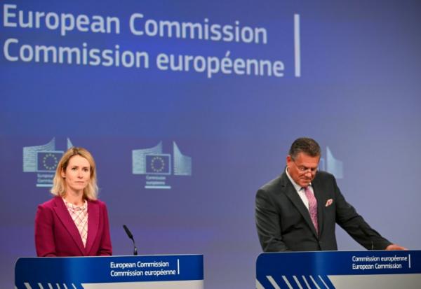 La vice-présidente pour les affaires étrangères et la politique de sécurité de l'UE, Kaja Kallas, à gauche, et le commissaire européen chargé du commerce et de la sécurité économique, Maros Sefcovic, à droite, tiennent une conférence de presse sur le Mercosur, à Bruxelles, le 3 septembre 2025