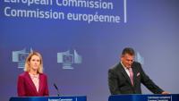La vice-présidente pour les affaires étrangères et la politique de sécurité de l'UE, Kaja Kallas, à gauche, et le commissaire européen chargé du commerce et de la sécurité économique, Maros Sefcovic, à droite, tiennent une conférence de presse sur le Mercosur, à Bruxelles, le 3 septembre 2025