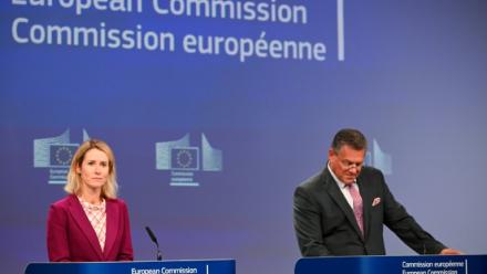 La vice-présidente pour les affaires étrangères et la politique de sécurité de l'UE, Kaja Kallas, à gauche, et le commissaire européen chargé du commerce et de la sécurité économique, Maros Sefcovic, à droite, tiennent une conférence de presse sur le Mercosur, à Bruxelles, le 3 septembre 2025