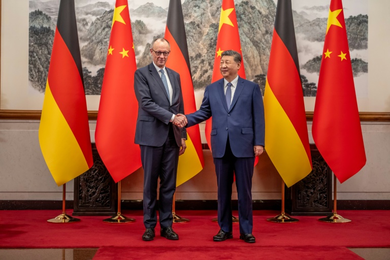 Le chancelier allemand Friedrich Merz et le président chinois Xi Jinping à Pékin, le 25 février 2026