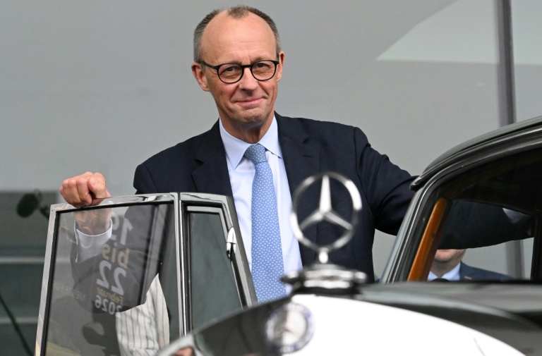Le chancelier allemand Friedrich Merz pose devant la Mercedes de son lointain prédécesseur Konrad Adenauer avant le congrès de la CDU à Stuttgart, le 19 février 2026