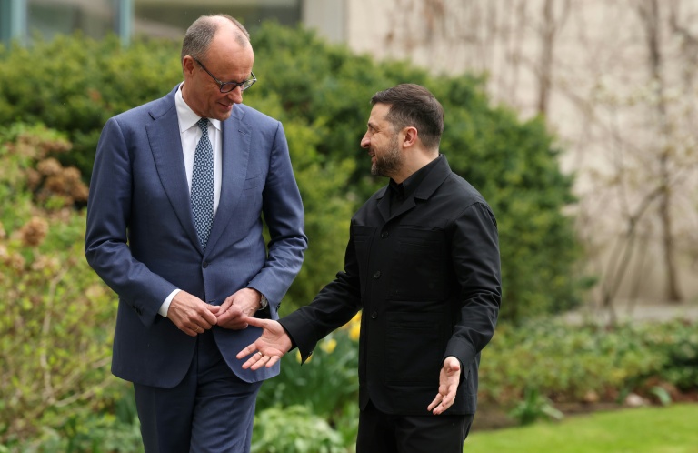 Le chancelier allemand Friedrich Merz (g) accueille le président ukrainien Volodymyr Zelensky à Berlin, le 14 avril 2026 