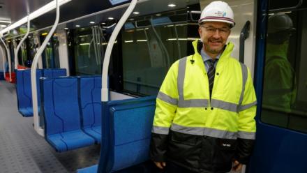 Le président du directoire de la SGP Jean-François Monteils, dans le premier train de la ligne 15, une partie du projet de Grand Paris express, à Champigny-sur-Marne, dans le Val-de-Marne le 28 novembre 2023