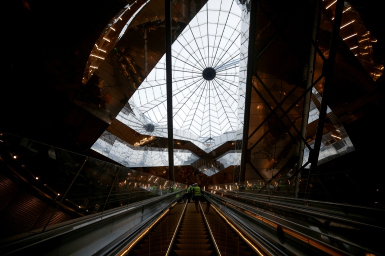 Un des escalators de la nouvelle station de métro Villejuif-Gustave Roussy, construite dans le cadre du projet d'extension de la ligne 14 du métro parisien pour le Grand Paris Express, à Villejuif, dans le Val-de-Marne, le 19 décembre 2024