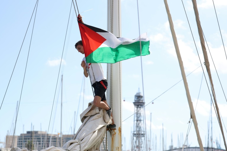 Un militant place un drapeau palestinien sur l'un des bateaux de la flotille d'aide humanitaire qui se prépare à partir pour Gaza depuis Barcelone, le 30 août 2025