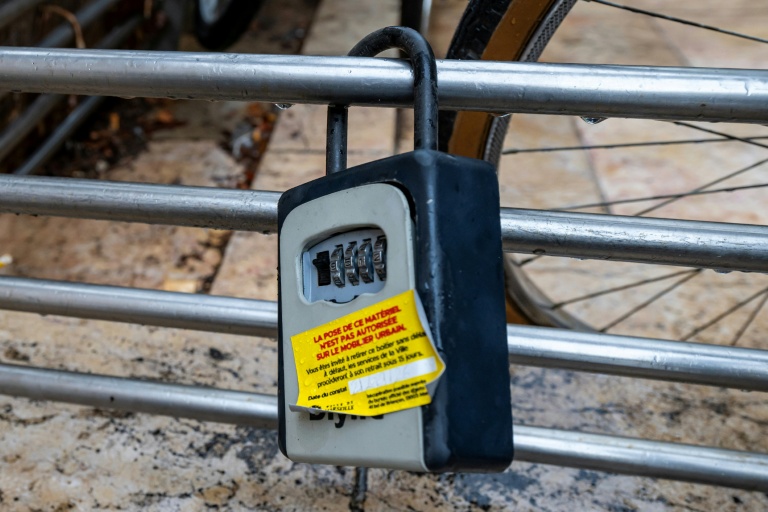 Une boîte à clés utilisée pour un logement en Airbnb le 7 octobre 2026 à Marseille