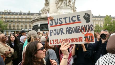 Un manifestant tient une pancarte lors d'un rassemblement en hommage à Aboubakar, le fidèle tué dans une mosquée à La Grand-Combe, et contre l'islamophobie, Place de la République à Paris le 27 avril 2025