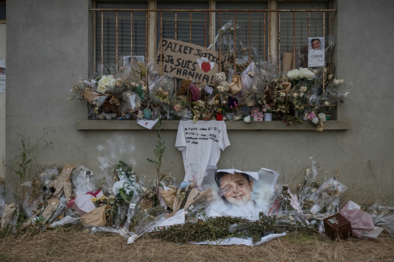 Des fleurs et des hommages devant un silo agricole où a été retrouvé le corps de Lyhanna, 11 ans, à Puycasquier (Gers), le 16 juin 2026