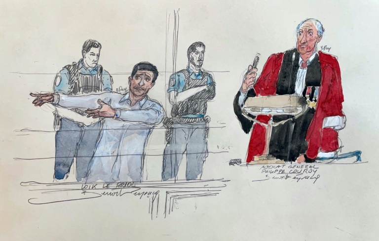 Croquis d'audience réalisé le 21 septembre 2026 montrant Loïk Le Priol, debout à gauche, devant la cour d'assises de Paris pour le meurtre du rugbyman argentin Federico Martin Aramburu