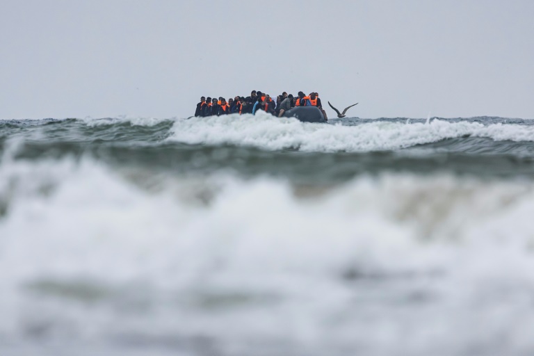 Des migrants au large de Neufchatel-Hardelot (nord de la France) tentent de traverser la Manche le 13 août 2025