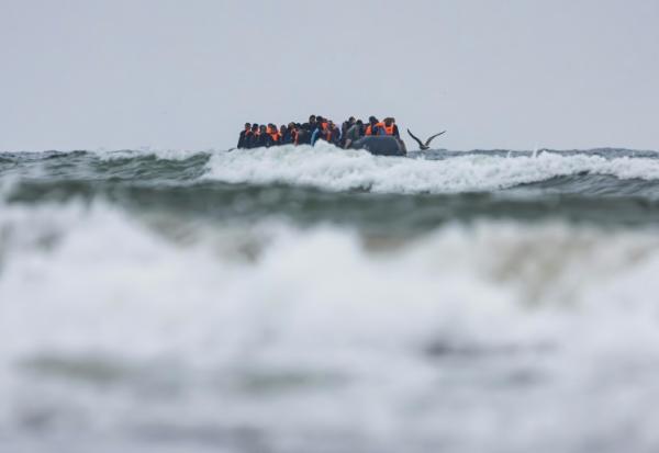 Des migrants au large de Neufchatel-Hardelot (nord de la France) tentent de traverser la Manche le 13 août 2025