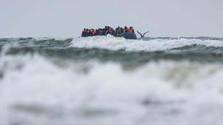 Des migrants au large de Neufchatel-Hardelot (nord de la France) tentent de traverser la Manche le 13 août 2025
