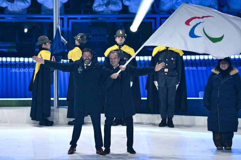 Les présidents des régions Auvergne-Rhône-Alpes Fabrice Pannekoucke (G) et Provence-Alpes-Côte d’Azur Renaud Muselier lors de la cérémonie de clôture des Jeux paralympiques de Milan Cortina, le 15 mars 2026 à Cortina d'Ampezzo (Italie)