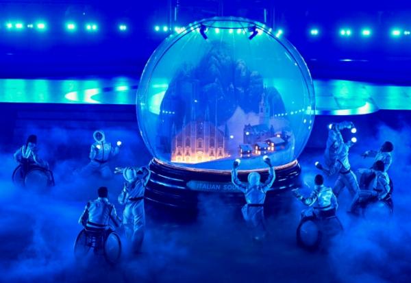 Scène de la cérémonie de clôture des Jeux paralympiques de Milan Cortina, le 15 mars 2026 à Cortina d'Ampezzo, dans les Dolomites